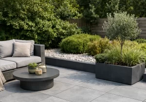 Realistische foto van onderhoudsvriendelijke terrastegels in een moderne tuin, zonder tekst in beeld.