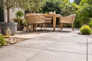 Veilige, stijlvolle buitentegels met extra grip voor terras en tuin.