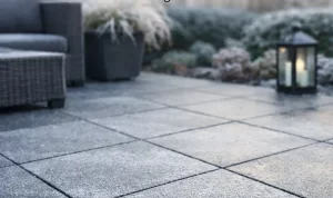 Realistische buitenruimte met duurzame, vorstbestendige terrastegels voor de winter.