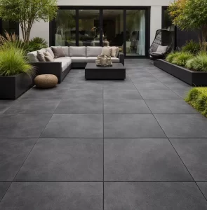 Strakke, donkere terrastegels geven het terras een stijlvolle en moderne uitstraling.