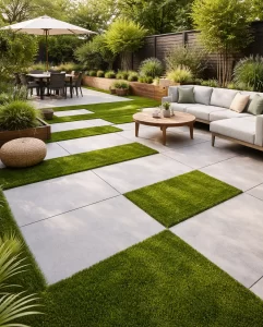 Modern terras met grote grijze tegels en strak kunstgras. Fris, stijlvol en onderhoudsvriendelijk.