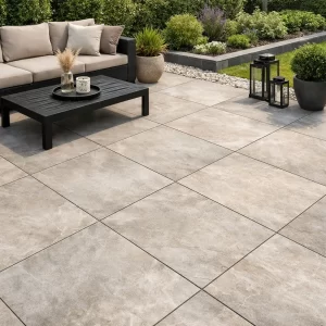 Stijlvol terras met betaalbare grootformaat tegels in een chique, moderne look.